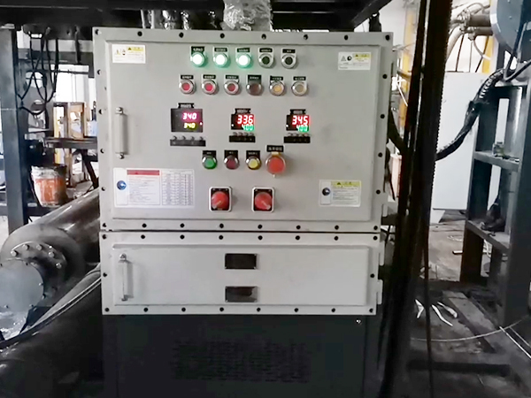 超高溫油式模溫機為碳釬維產品生產控溫，遠程操控