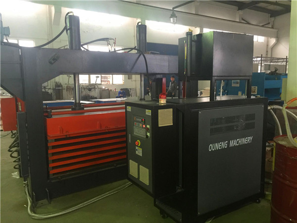 光伏層壓機導熱油加熱系統工作原理