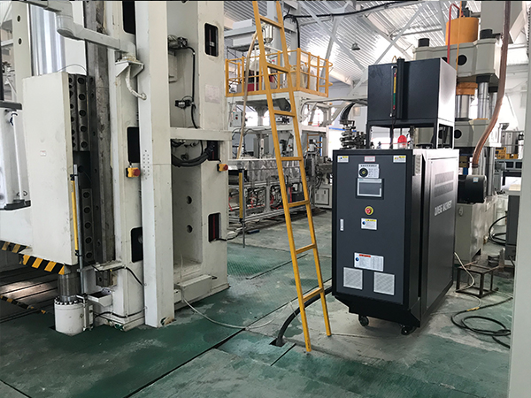 復(fù)合材料部件成型，使用碳纖維成型模溫機(jī)控溫效果好